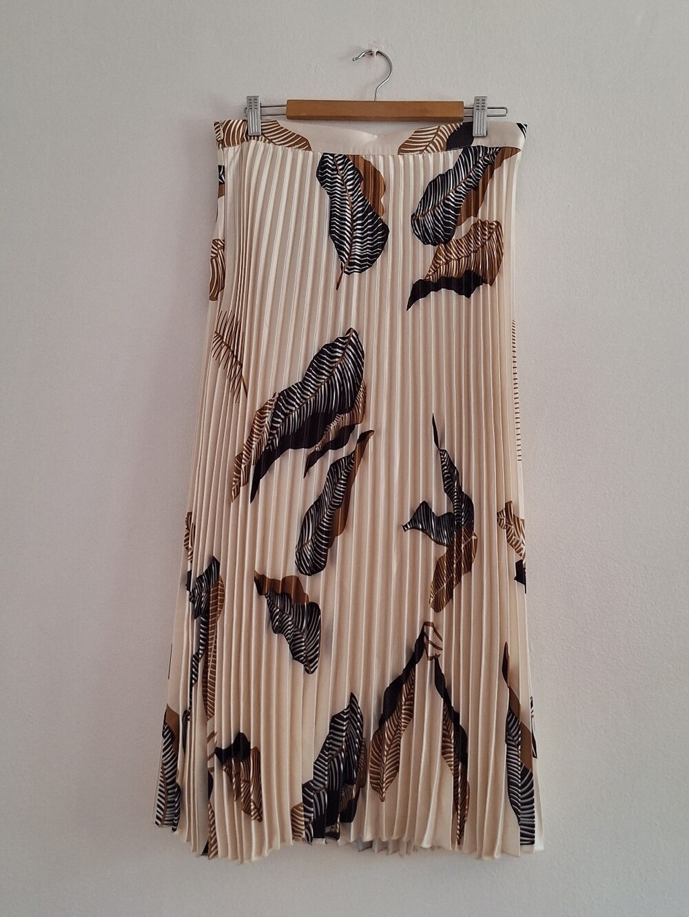 NWOT Portrait Feather Pleated Cream  Skirt with Brown & Black Leaf Motif